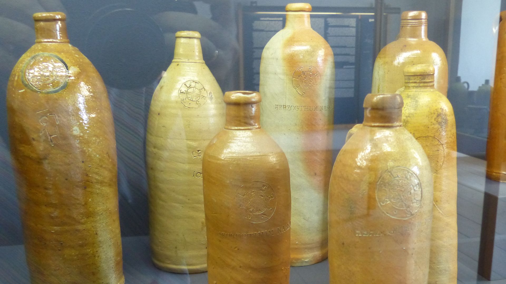 File:KMO Keramikflaschen 2 Selters.jpg