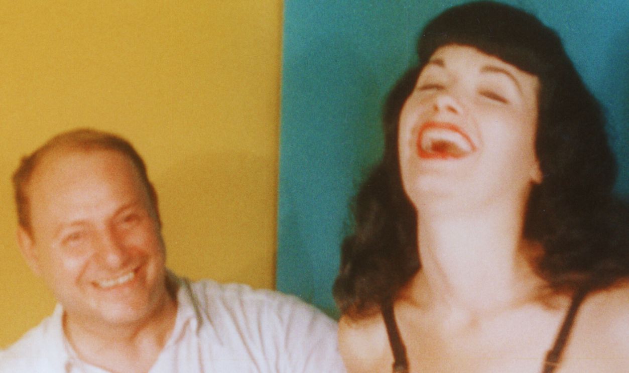 Gettyimages - 84080104, Bettie And Irving American model Bettie Page (1923 - 2008) with photographer Irving Klaw (1910 - 1966), circa 1955. 