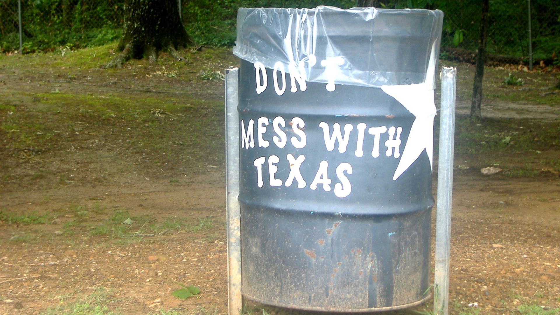 File:'Don't Mess With Texas' garbage can - panoramio.jpg