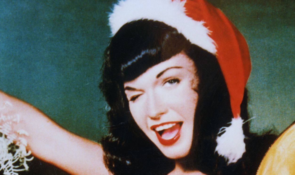 Gettyimages - 71654836, Bettie Page American glamour model and pin-up girl Bettie Page poses in the nude with a Christmas bauble, circa 1955. 