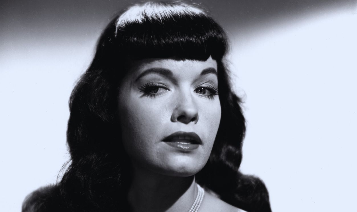 Gettyimages - 73996933, Bettie Page Portrait CIRCA 1952: Pin-up model Bettie Page poses for a portrait in circa 1952. 
