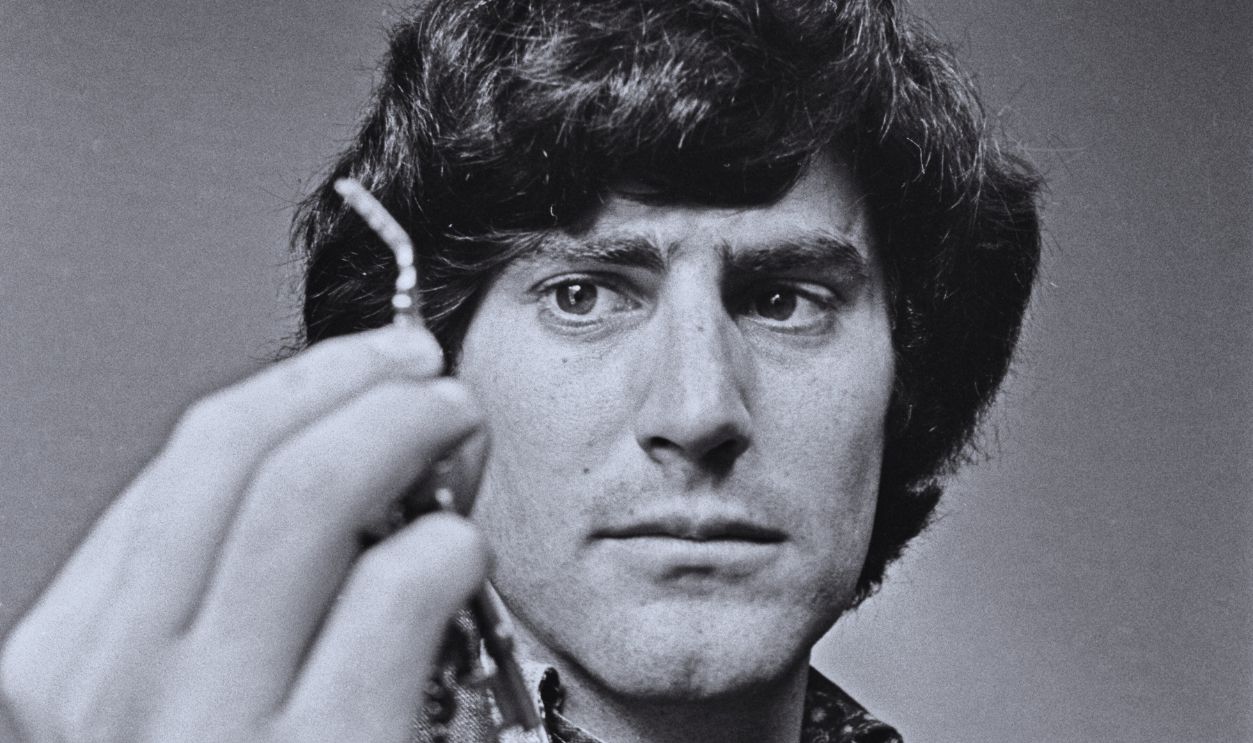 Gettyimages - 1346070811, Uri Geller Israeli-British illusionist Uri Geller practises his trick of bending metal, UK, 22nd November 1973.