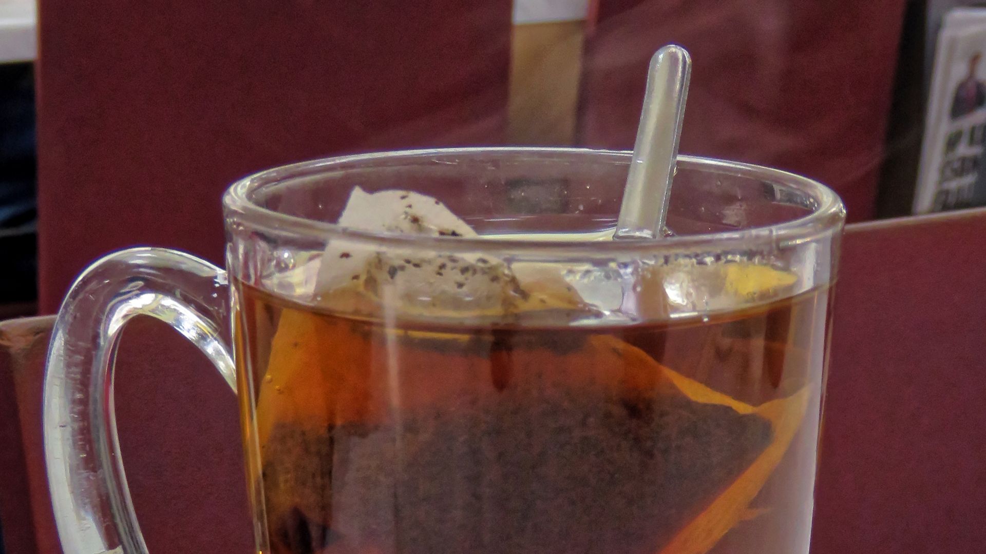 File:Mug of Earl Grey tea, Cafe Express, York Way, London, England 01.jpg