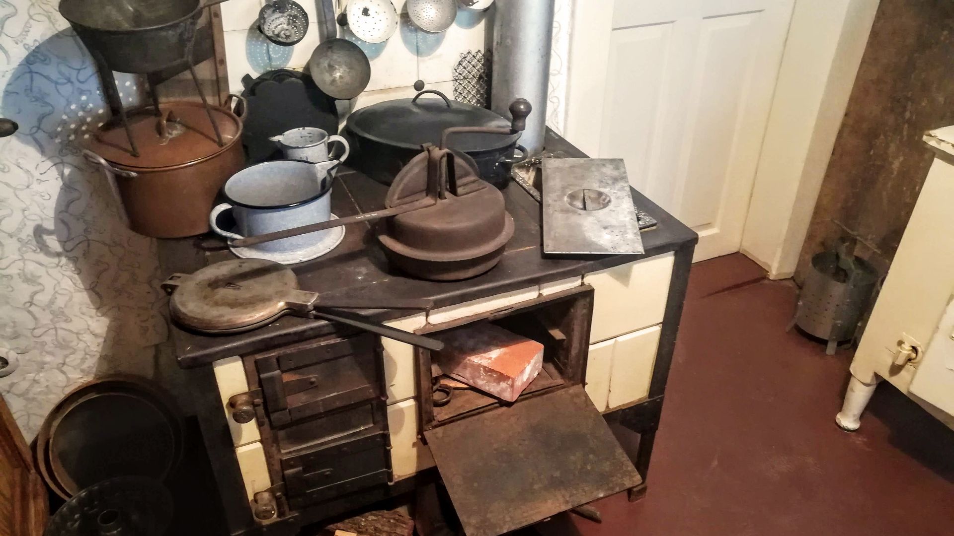 File:Local museum Eltmann, wood stove in the kitchen.jpg