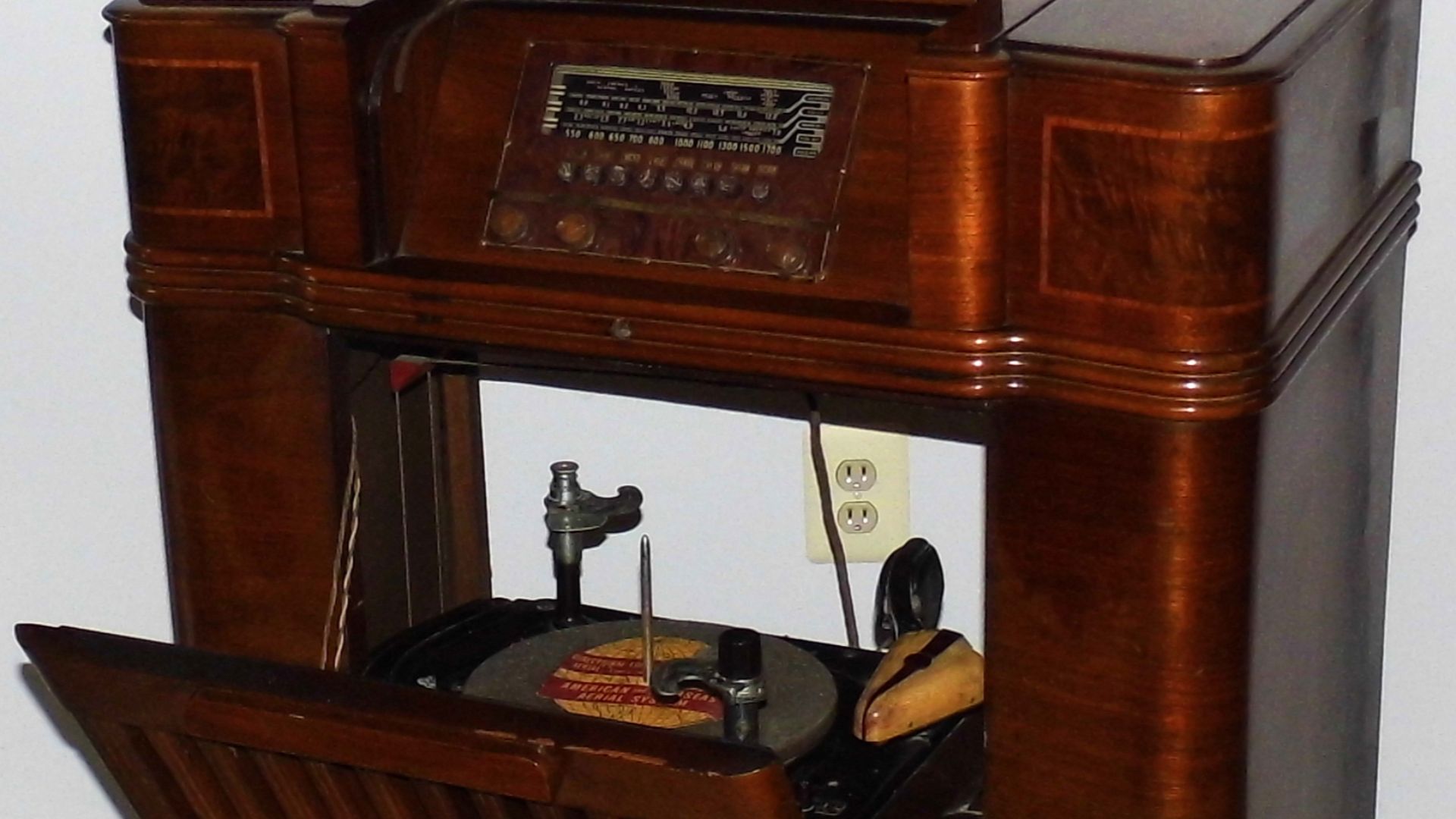 File:Vintage Philco Console Radio With Phonograph And Record Cutter, Model 41-610, 1940-1941 (36406231740).jpg