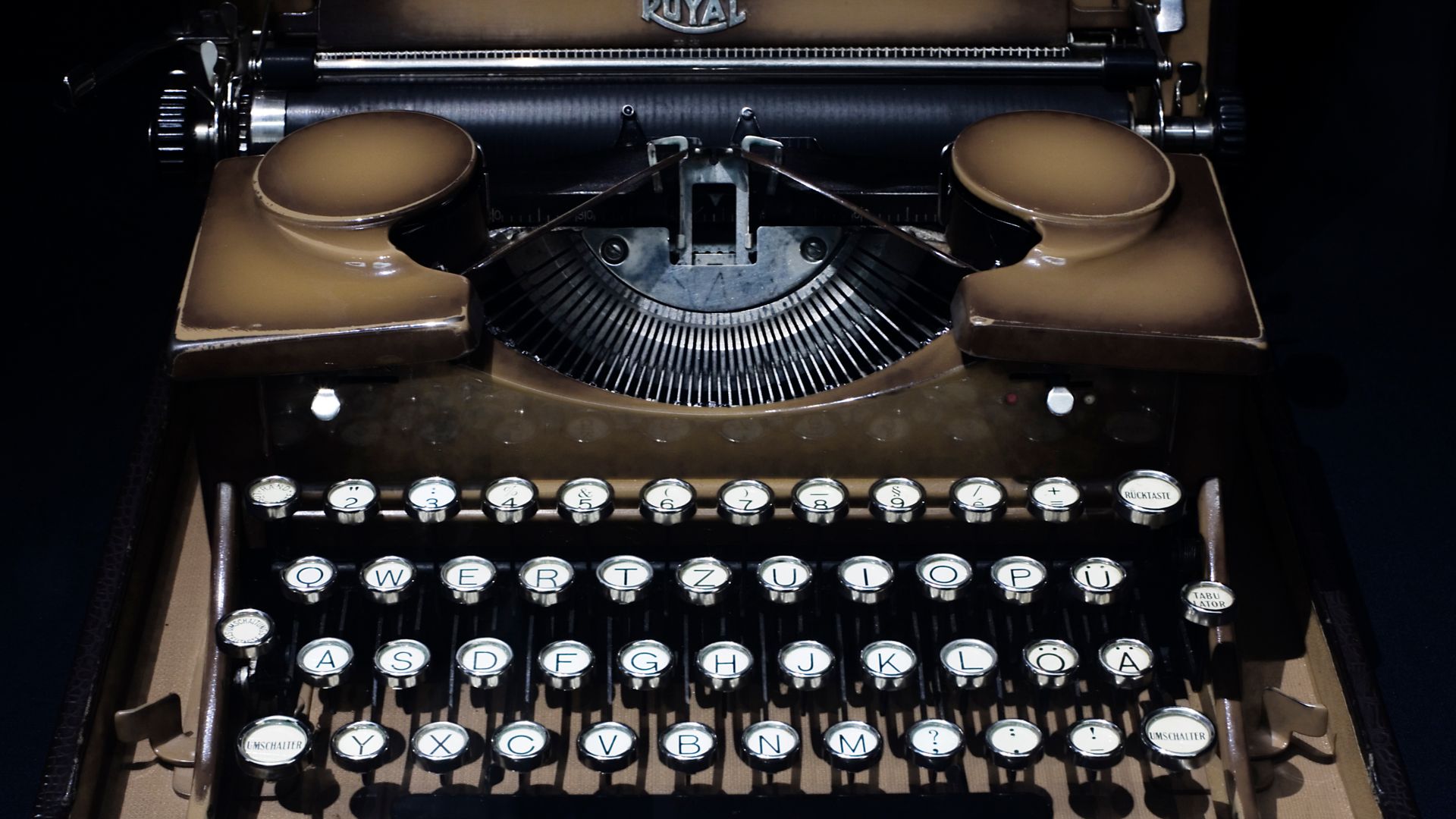 File:Berlin- Royal mechanic manual portable typewriter - 3128.jpg