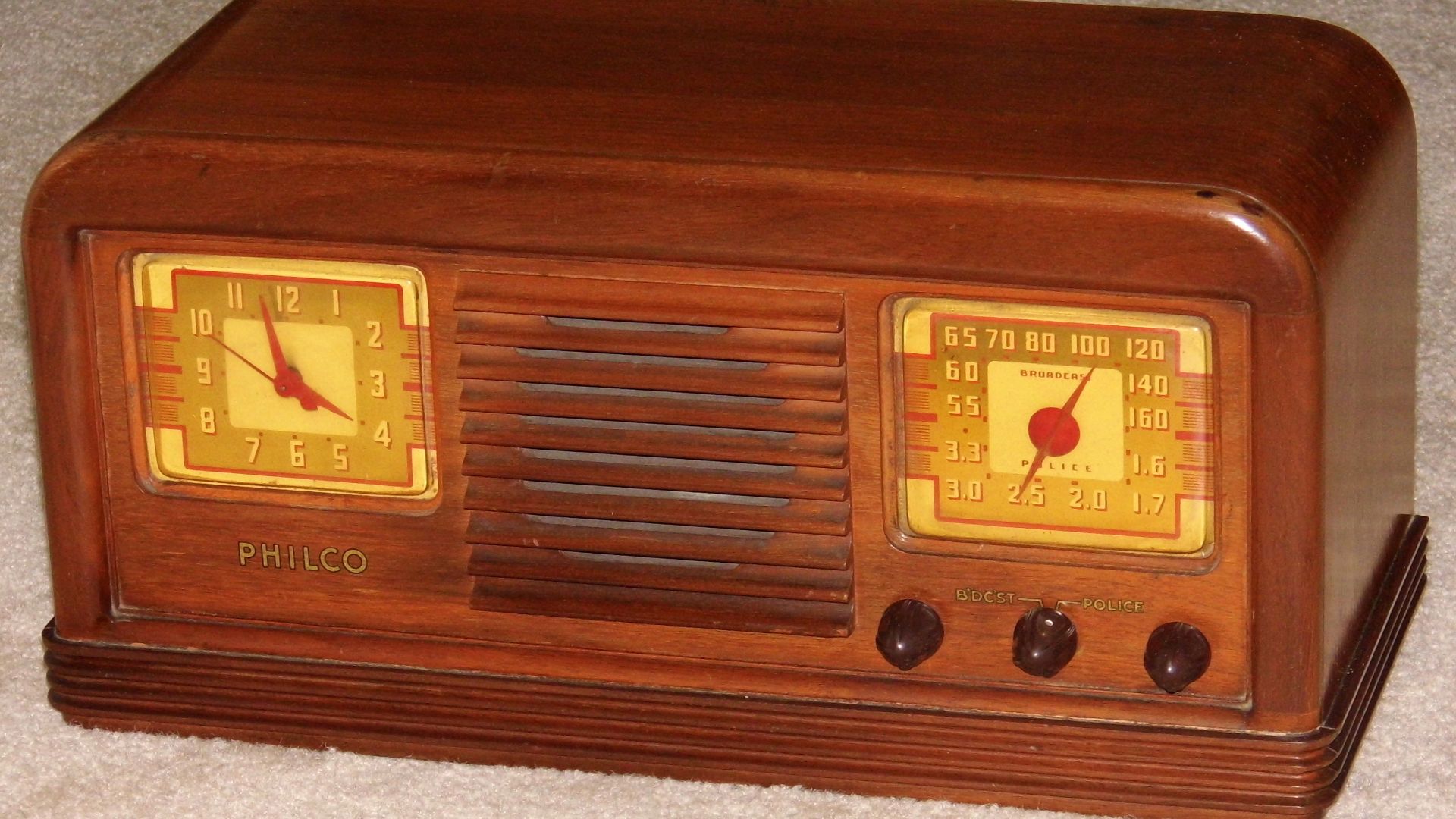 File:Vintage Philco Wood Table Clock Radio, Model 42-22CL, 6 Tubes, Made In USA, Circa 1941 - 1942 (14858634882).jpg