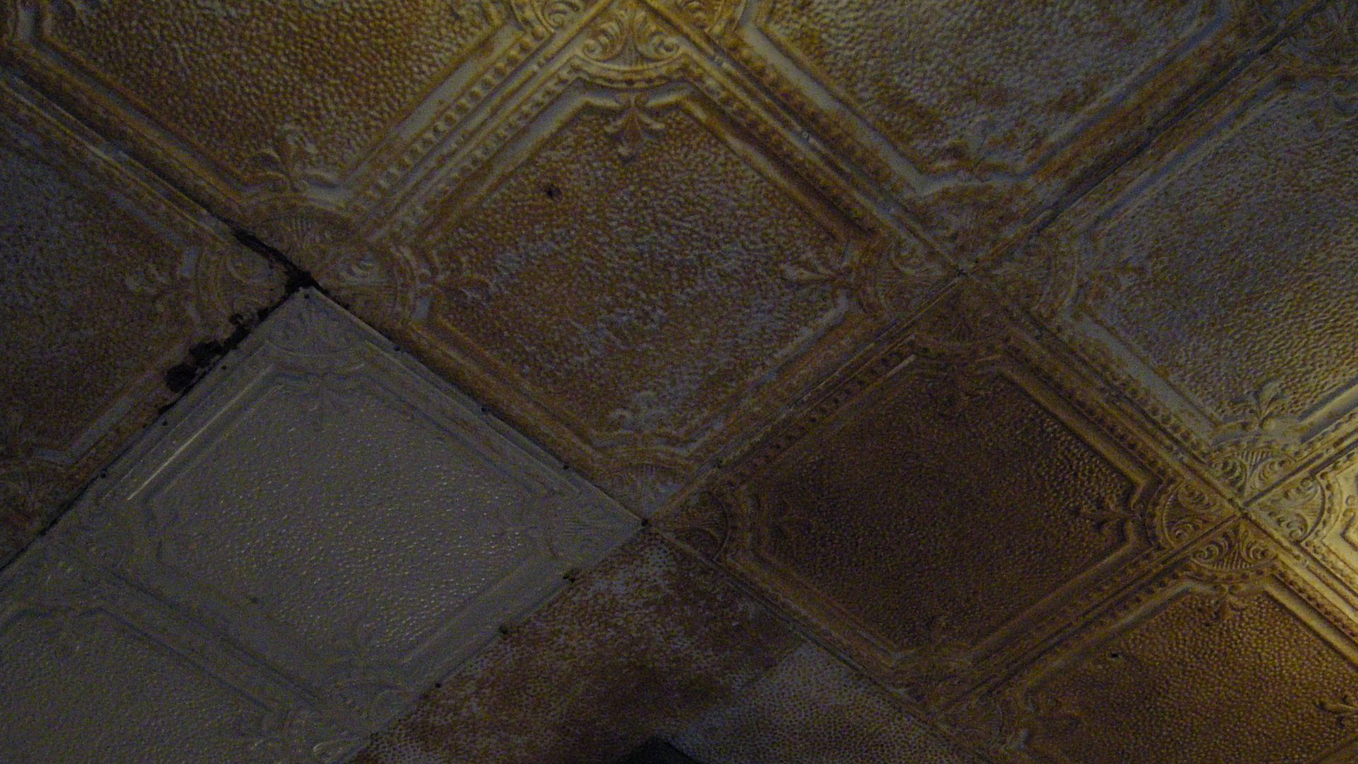 File:B'ham Fairhaven - Art Glass store - tin ceiling.jpg