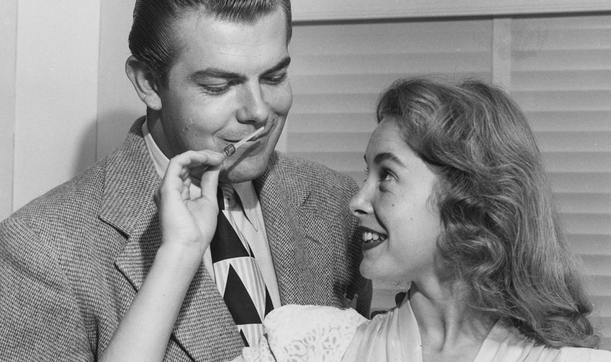 Gettyimages - 818841952, Janet Leigh And Stanley Reames American actress Janet Leigh (1927 - 2004) tests perfume on her husband Stanley Reames, circa 1945. 