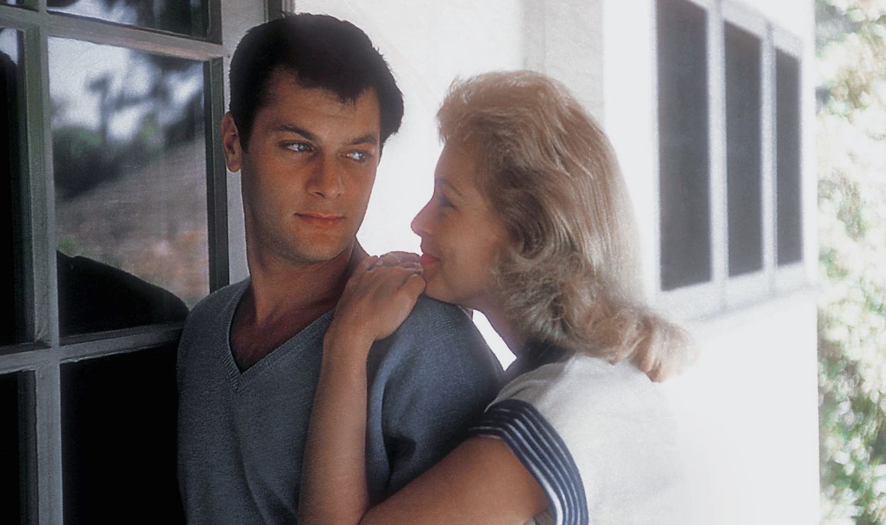 Gettyimages - 1180053655, Actors Janet Leigh and Tony Curtis Actors Janet Leigh and Tony Curtis pose for a portrait at home on August 4, 1956 in Los Angeles, California.
