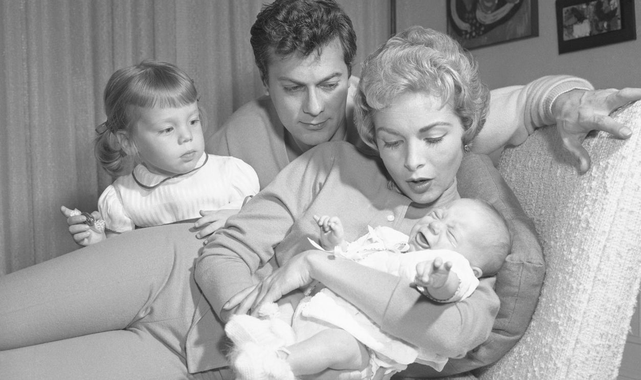 Gettyimages - 514968504, Janet Leigh Holding Jamie Lee Curtis (L-R) Kelly Lee Curtis, Tony Curtis, Janet Leigh, and Jamie Lee Curtis at home in Hollywood.