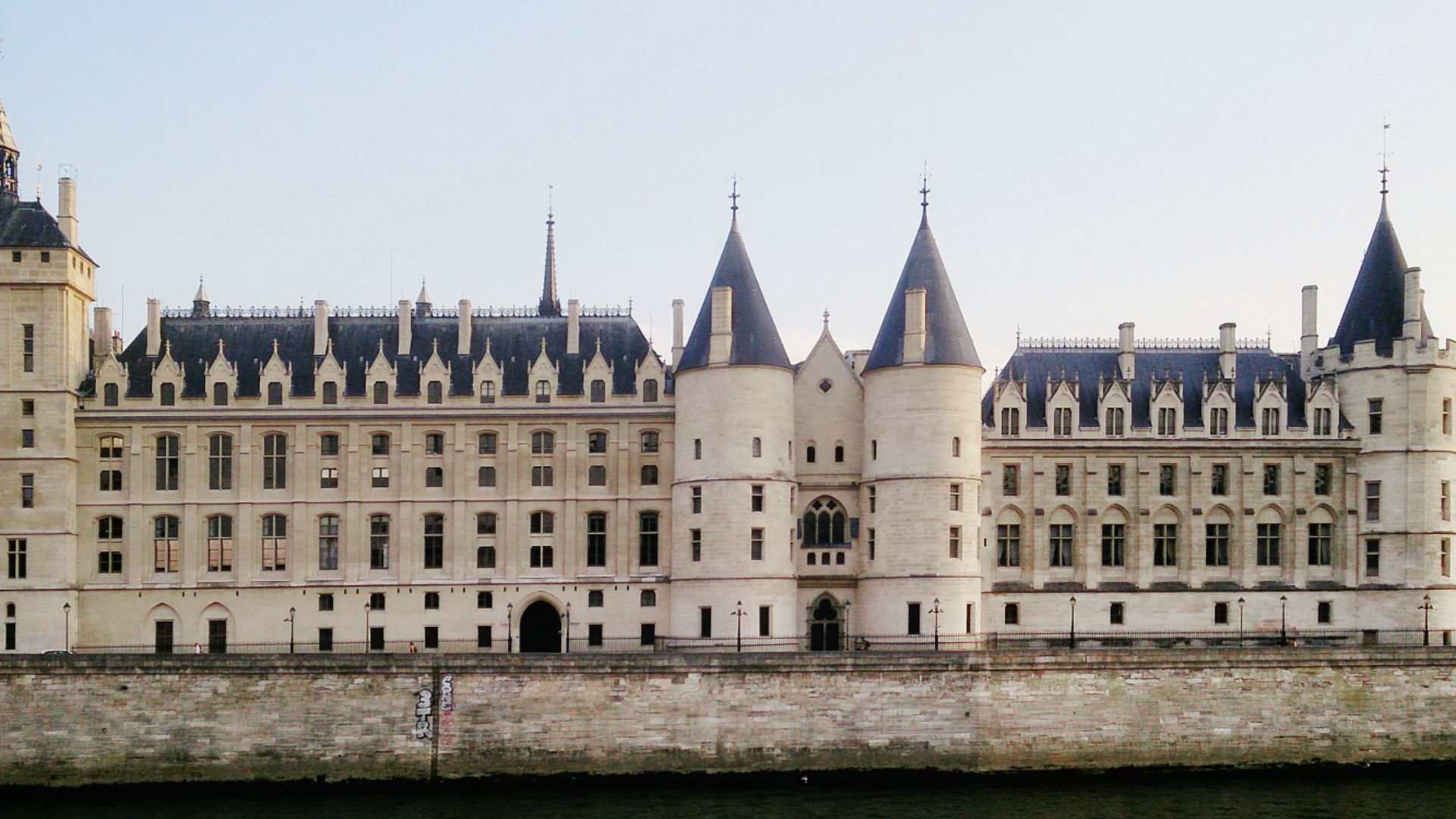 File:Paris Conciergerie 265.jpg