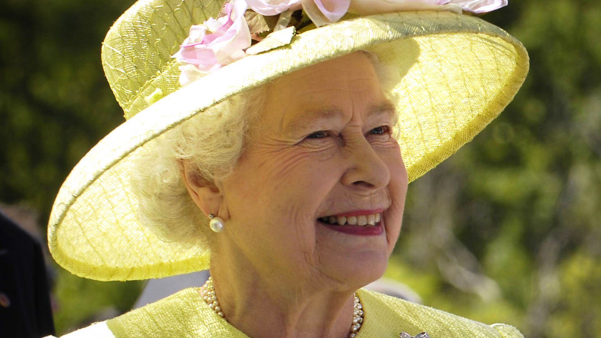 File:Elizabeth II greets NASA GSFC employees, May 8, 2007 edit.jpg