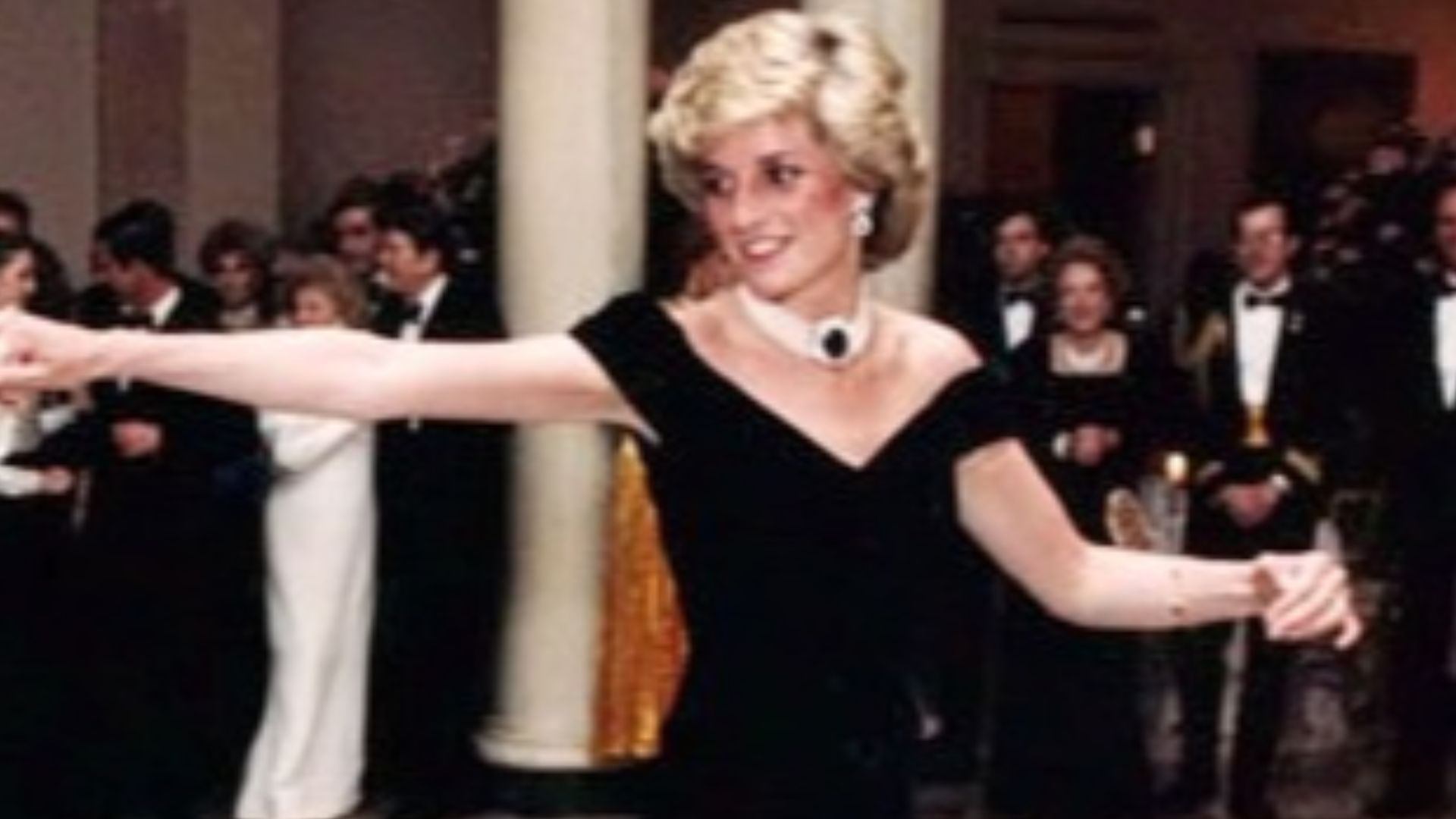 File:Blue velvet dress of Diana, Princess of Wales.jpg