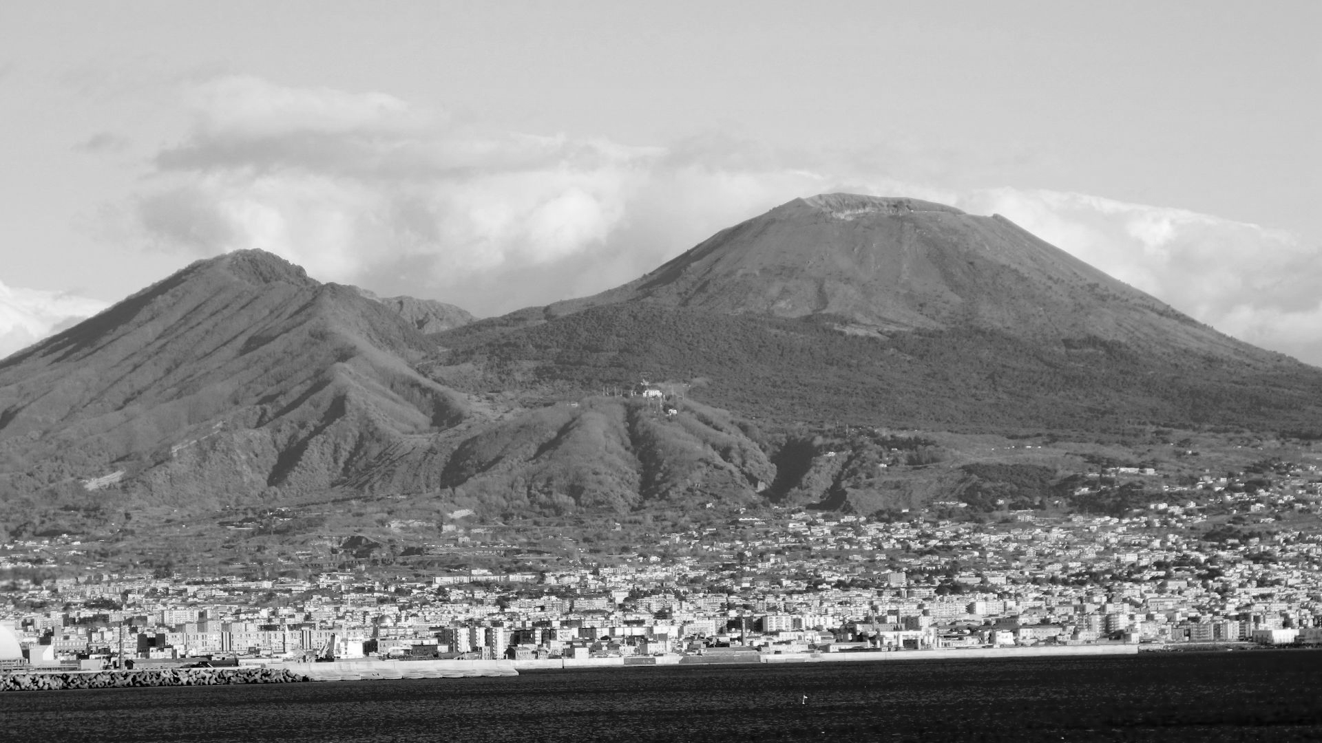 File:Il cratere del Vulcano - panoramio.jpg