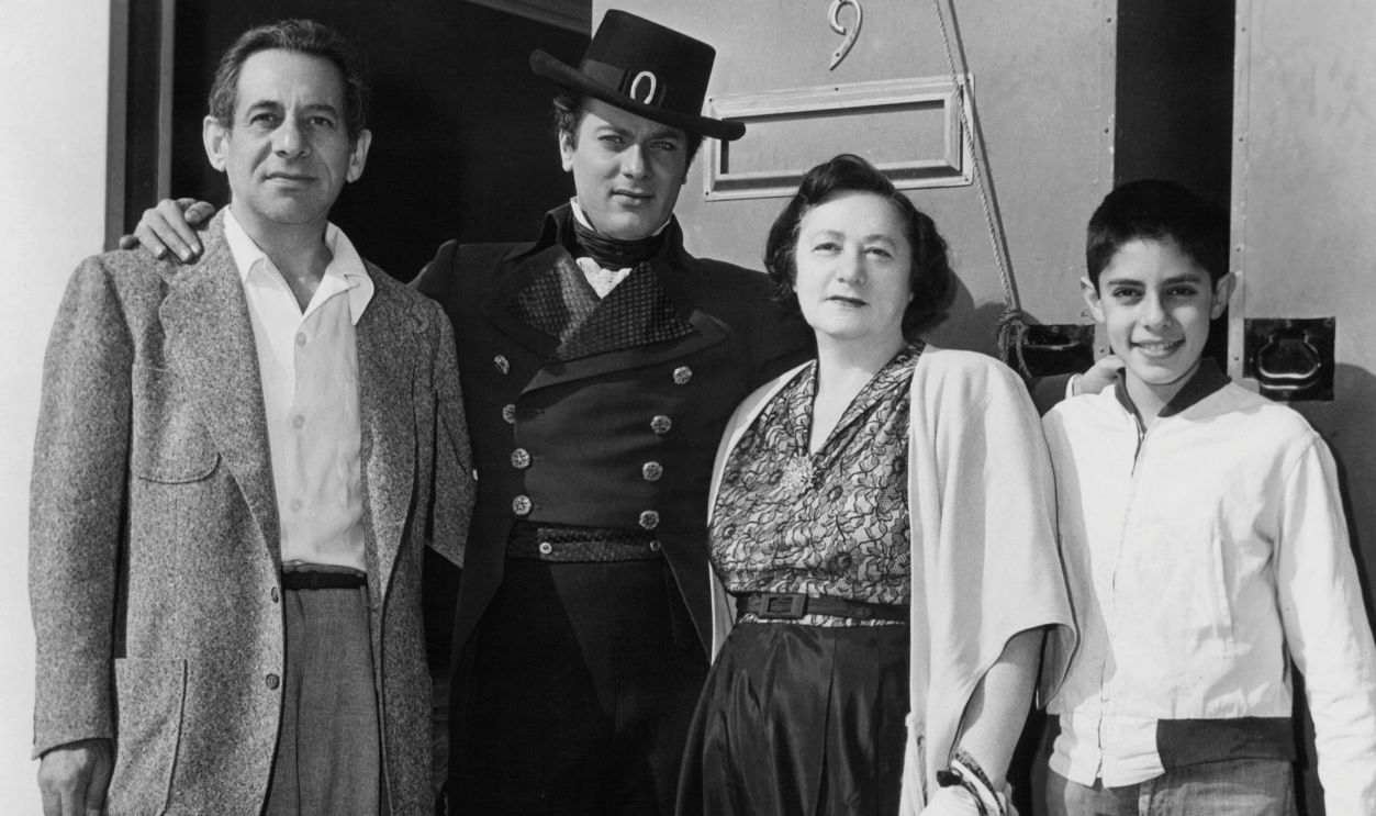 Gettyimages - 152160453, Tony Curtis In 'The Purple Mask' Tony Curtis with his mother, father, and brother Bobby off set from the film 'The Purple Mask', 1955. 