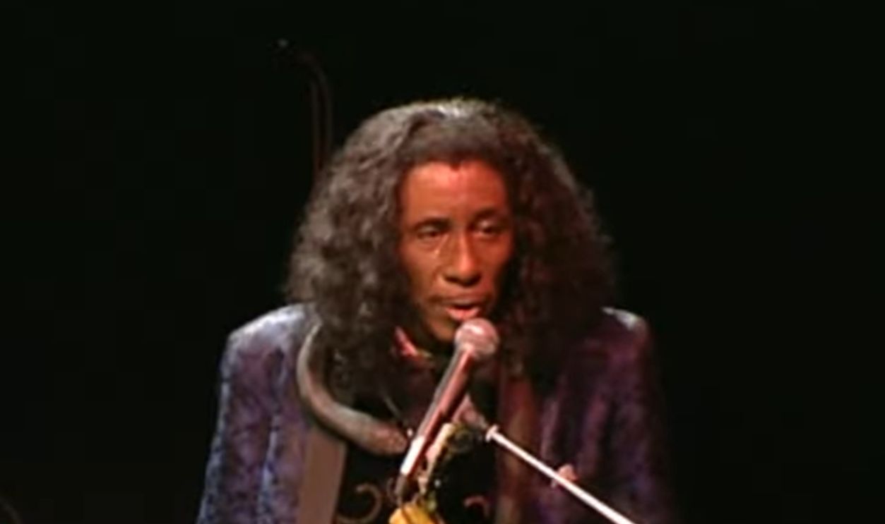 Screenshot from I Put a Spell on Me (2001)