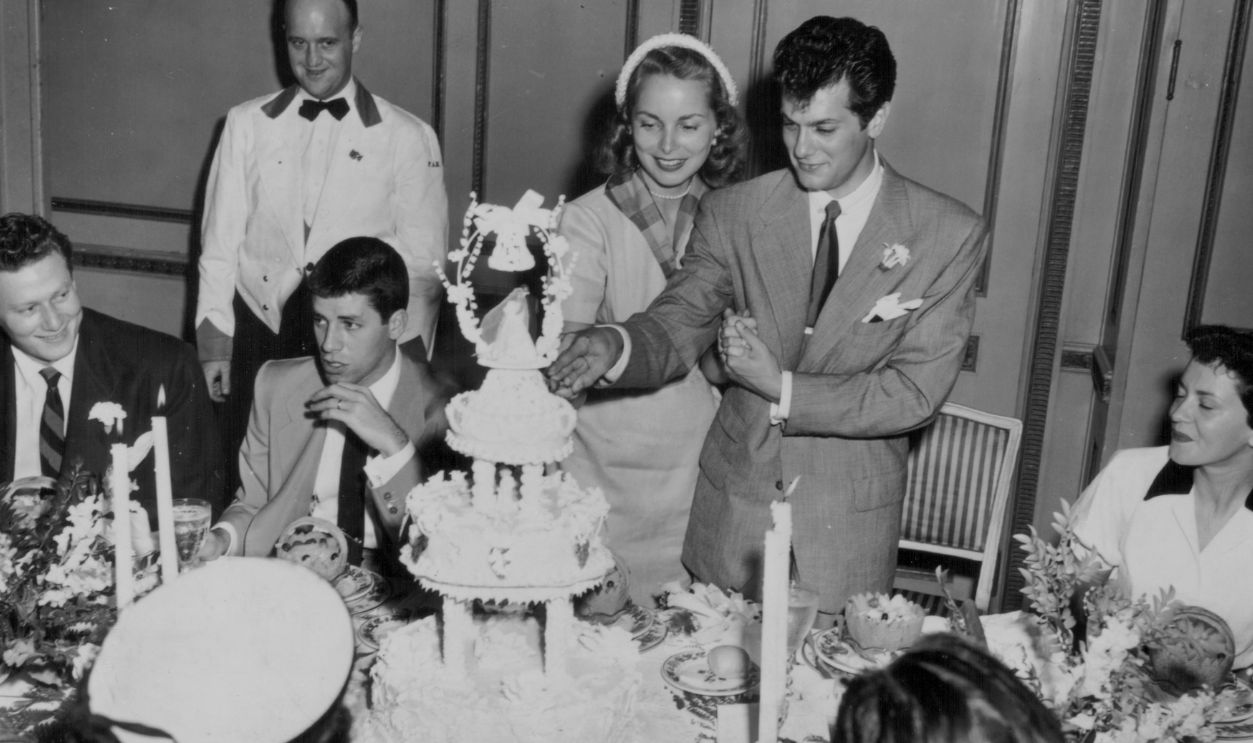 Gettyimages - 482656443, Janet Leigh And Tony Curtis Actors Tony Curtis and Janet Leigh cutting the cake on their wedding day, June 4th 1951.