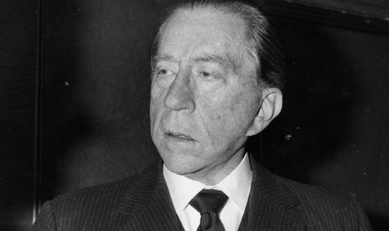 British American petrol-industrialist J. Paul Getty (1892 - 1976, centre) with Margaret Campbell, Duchess of Argyll (1912 - 1993) and Conservative MP Gerald Nabarro (1913 - 1973), circa 1960.