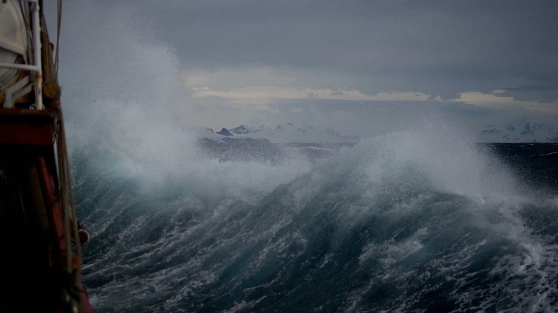 huge wave at daytime