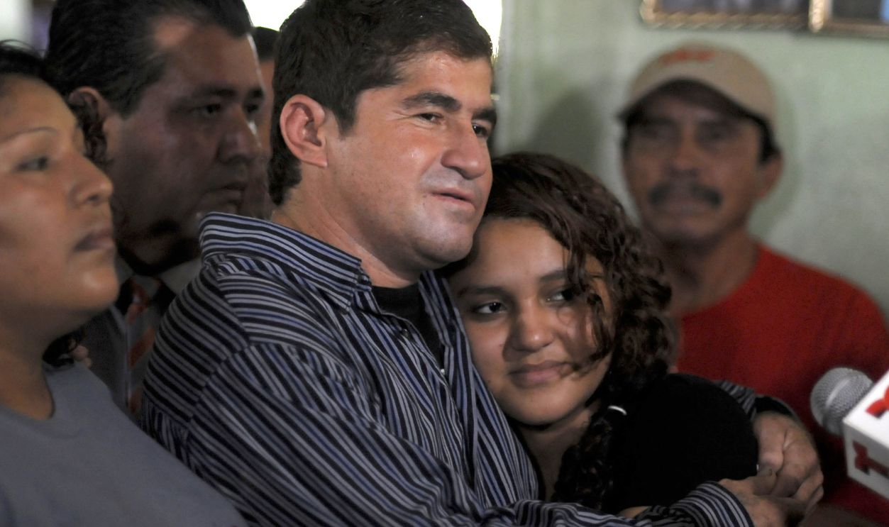 Gettyimages - 470398569, EL SALVADOR-CASTAWAY-ALVARENGA Pacific castaway Jose Salvador Alvarenga (C) hugs his daughter Fatima Mabea Alvarenga upon arrival at his home in Garita Palmera, 118 km west from San Salvador, El Salvador, on February 19, 2014. Alvarenga, who says he survived 13 months adrift in the Pacific, was released from hospital on the eve after a week-long stay. AFP PHOTO/ Jose CABEZAS
