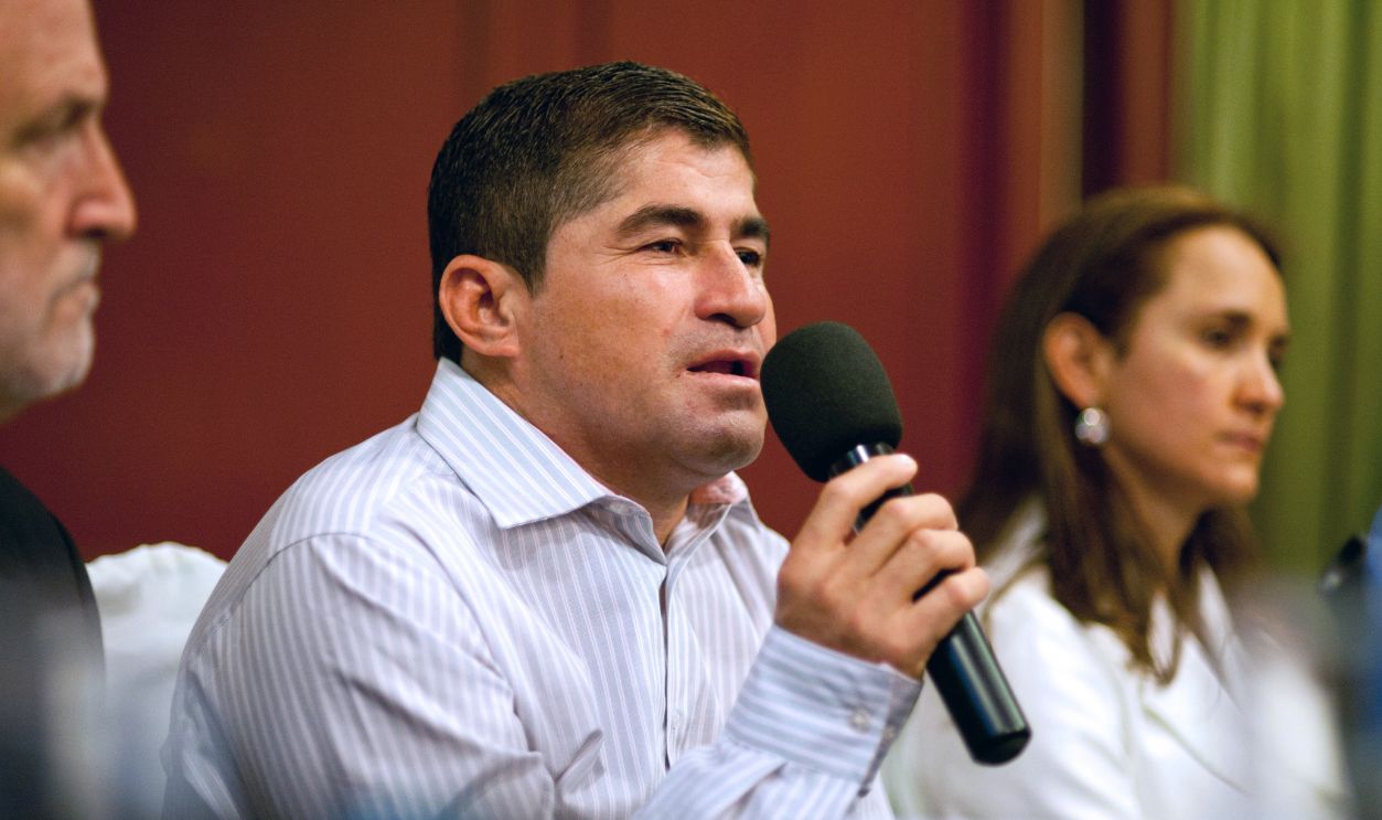 Gettyimages - 482740889, EL SALVADOR-CASTAWAY-ALVARENGA Salvadorean castaway Jose Salvador Alvarenga (C) speaks during a press conference in San Salvador, El Salvador on April 4, 2014. Alvarenga washed ashore in the Marshall Islands on January 30, telling reporters he survived the 12,500-kilometer voyage in a seven-meter fiberglass boat after leaving Mexico's Pacific coast 13 months earlier. Representatives of the Masonek Law Offices, legal attorneys of Jose Salvador Alvarenga, presented cientific and medical proofs to support Alvarenga's story. AFP PHOTO/ Jose CABEZAS
