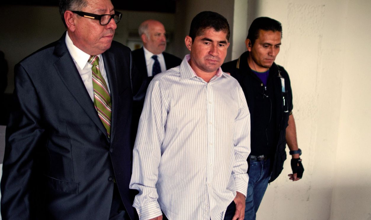 Gettyimages - 482740935, EL SALVADOR-CASTAWAY-ALVARENGA Salvadorean castaway Jose Salvador Alvarenga (C) walks with representatives of the Masonek Law Offices, after a press conference in San Salvador, El Salvador on April 4, 2014. Alvarenga washed ashore in the Marshall Islands on January 30, telling reporters he survived the 12,500-kilometer voyage in a seven-meter fiberglass boat after leaving Mexico's Pacific coast 13 months earlier. Representatives of the Masonek Law Offices, legal attorneys of Jose Salvador Alvarenga, presented cientific and medical proofs to support Alvarenga's story. AFP PHOTO/ Jose CABEZAS