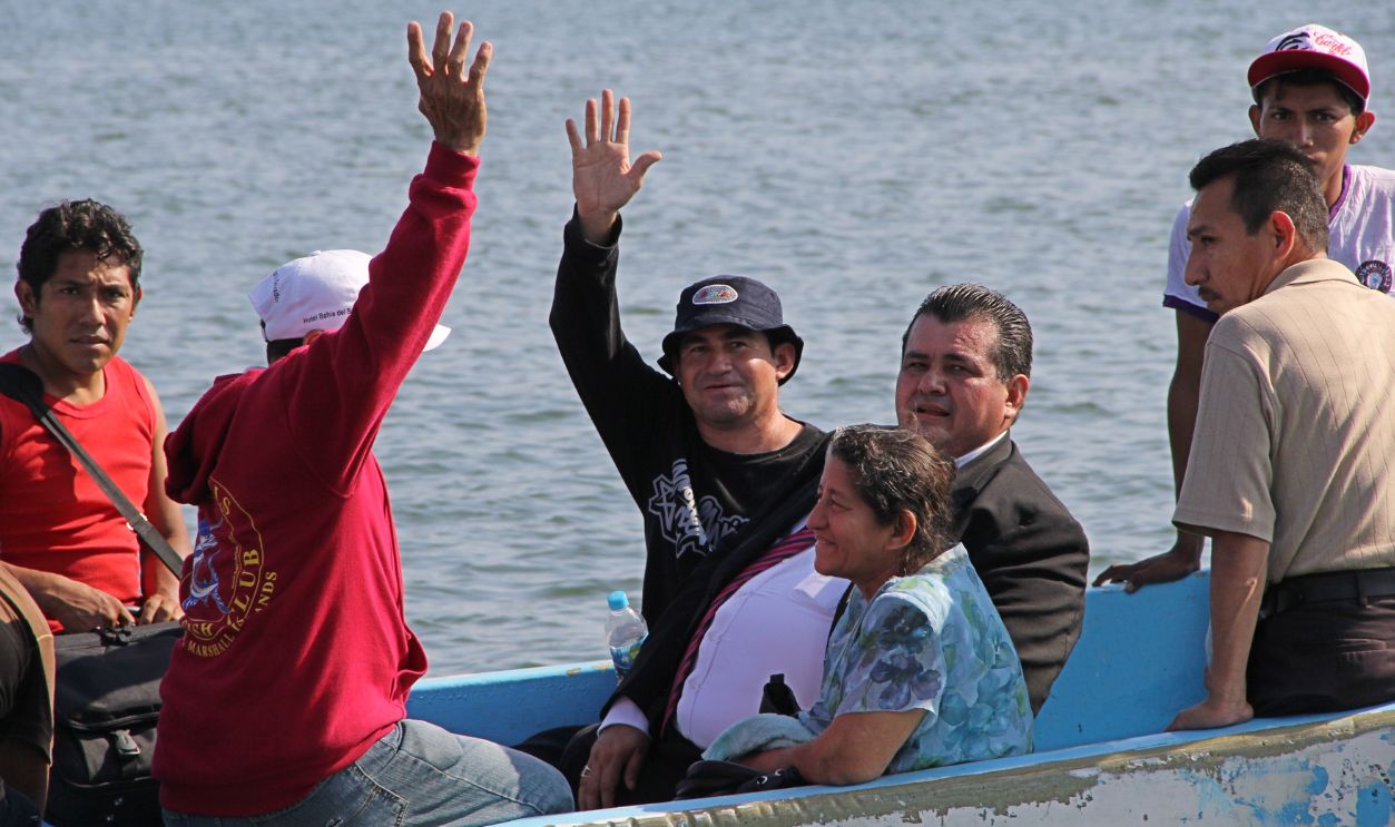 Gettyimages - 478951069, MEXICO-EL SALVADOR-MARSHALLS-CASTAWAY-ALVARENGA Salvadorean castaway Jose Salvador Alvarenga (C) waves from a boat in Playa Azul, Chiapas state, Mexico on March 15, 2014. Alvarenga, the Salvadoran castaway who says he survived more than a year at sea, flew to Mexico Friday to visit the family of a man who died during the odyssey across the Pacific. Alvarenga washed ashore in the Marshall Islands on January 30, telling reporters he survived the 12,500-kilometer voyage in a seven-meter fiberglass boat after leaving Mexico's Pacific coast 13 months earlier. AFP PHOTO/ Elizabeth RUIZ