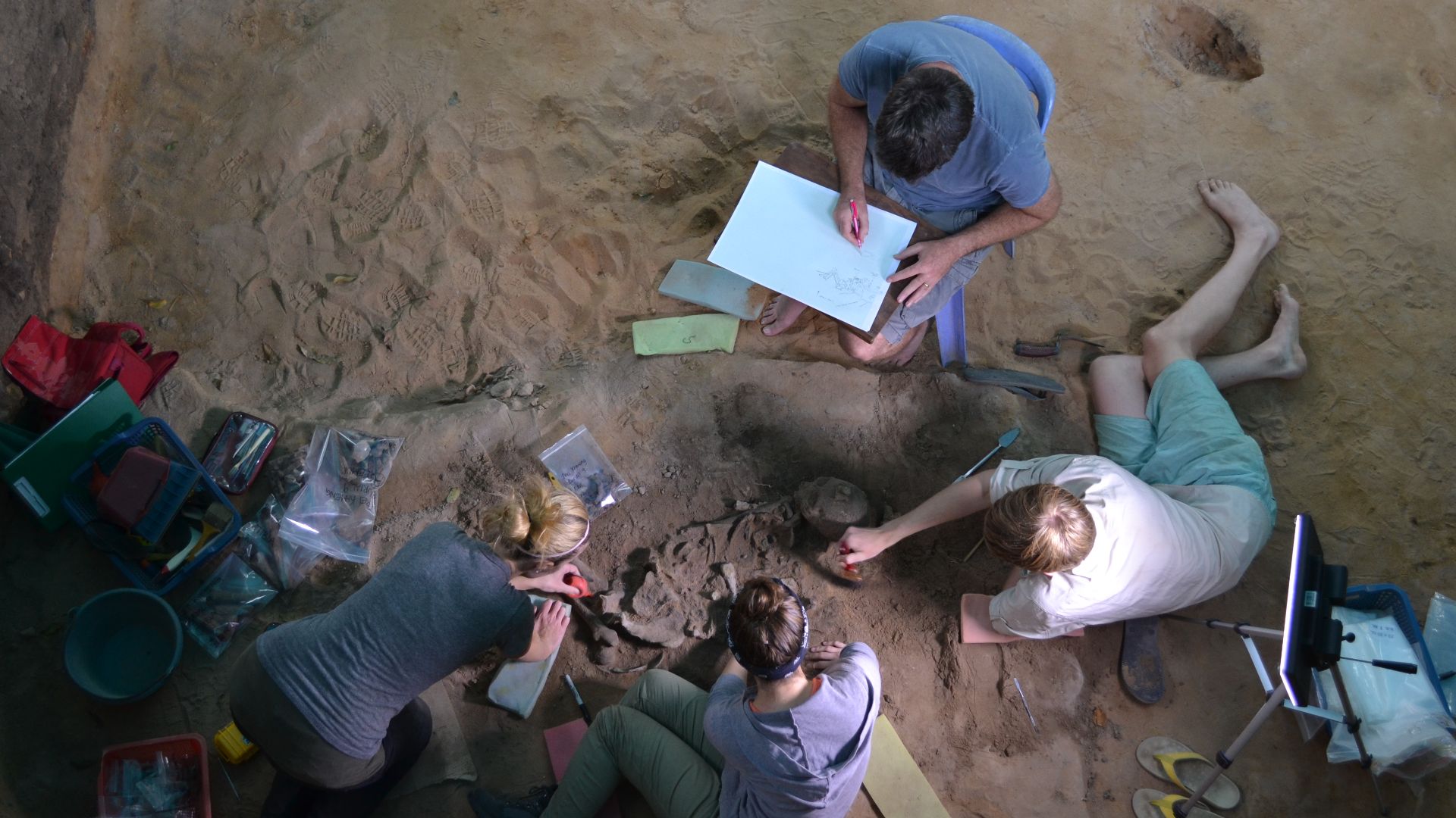 File:Excavations at Prei Khmeng.jpg