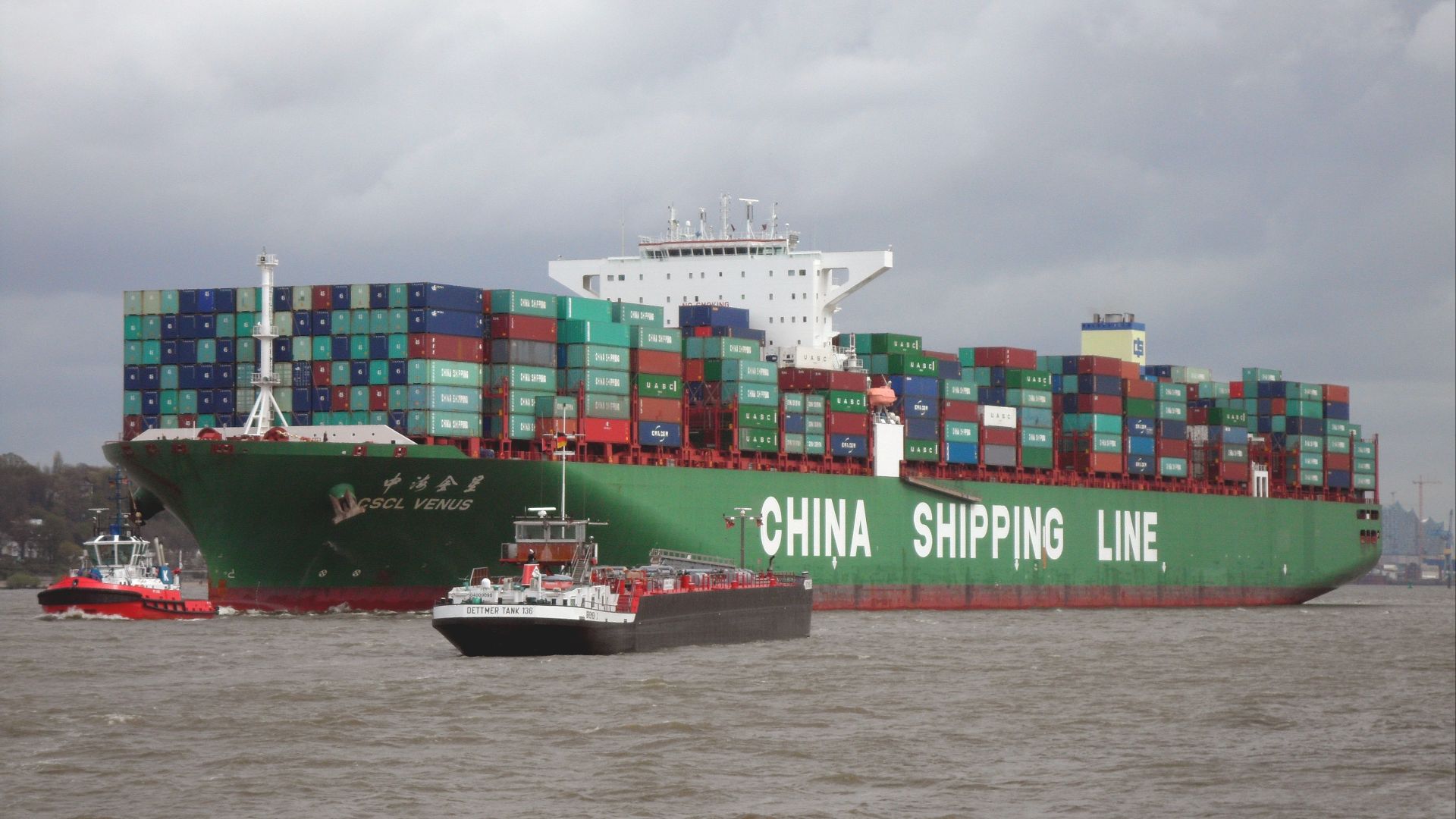 File:Container ship CSCL Venus of the China Shipping Line outgoing Hamburg in April 2014.png