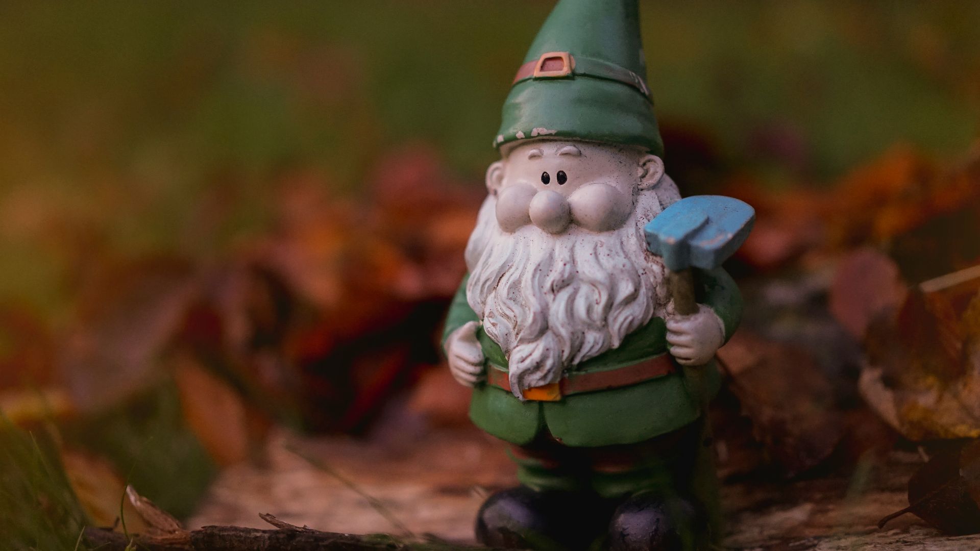 shallow focus photography of dwarf figurine