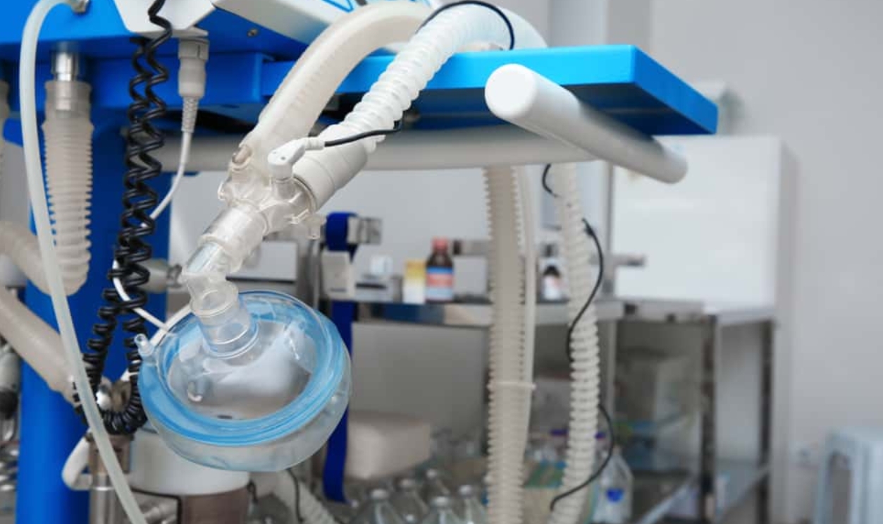 Oxygen Mask, Shutterstock, 1325511743