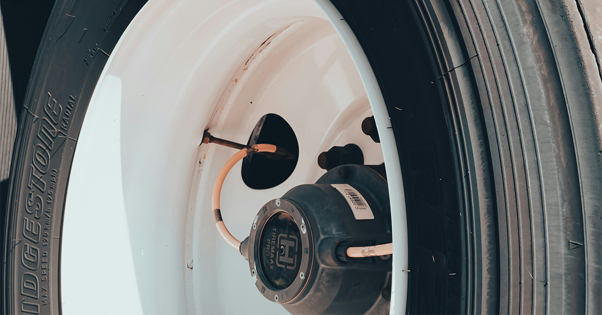 Which tire wouldn't move if a car turns right?