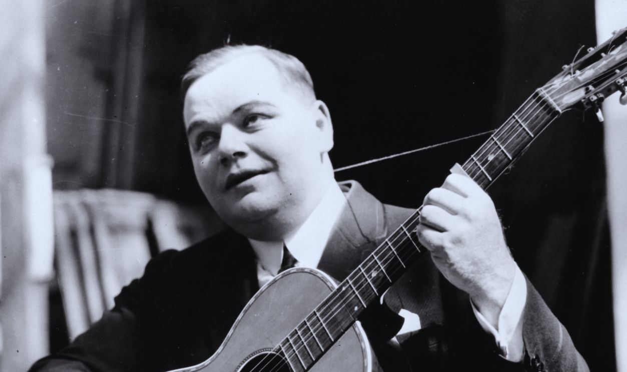 Gettyimages - 3352156, Fatty Arbuckle circa 1920: American comedian and director Roscoe Conkling Arbuckle (1887 - 1933), better known by his stage name Fatty Arbuckle, plays the guitar whilst on a break from filming.