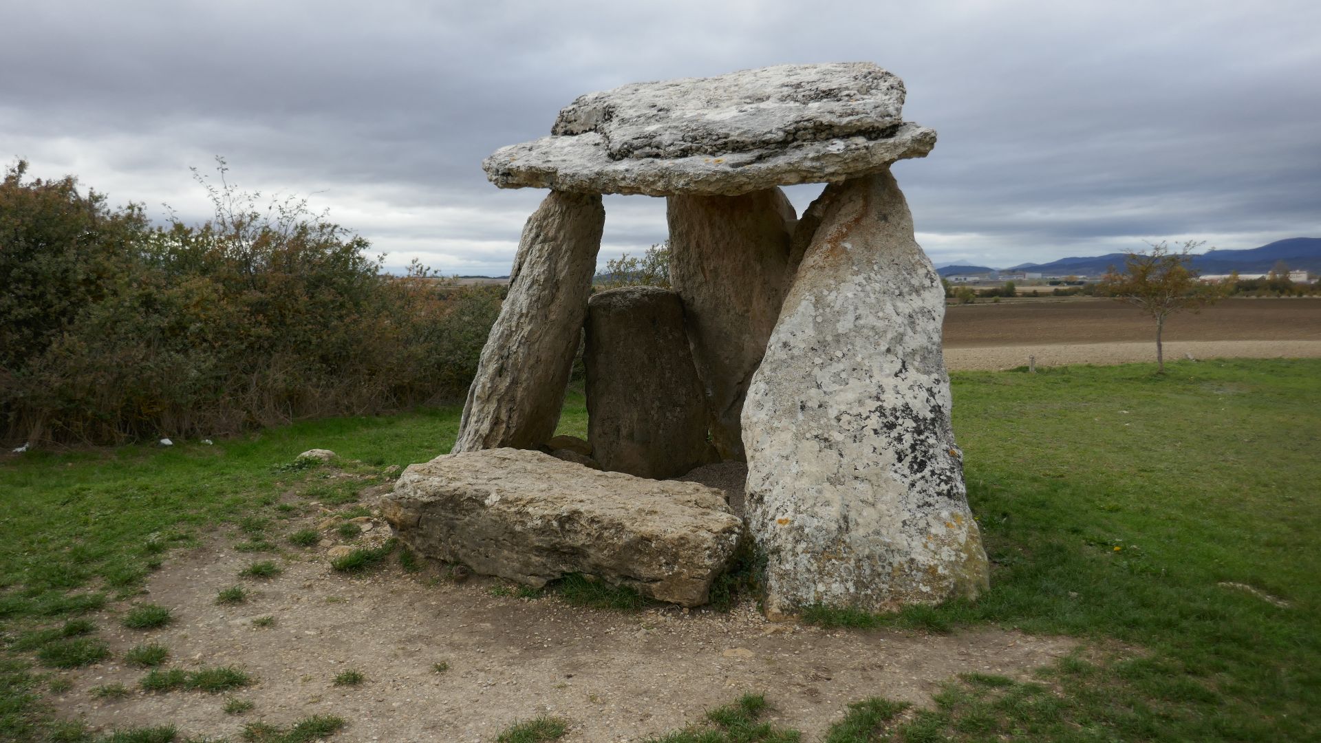 File:Dolmen de Sorginetxe en Arrizala 01.jpg