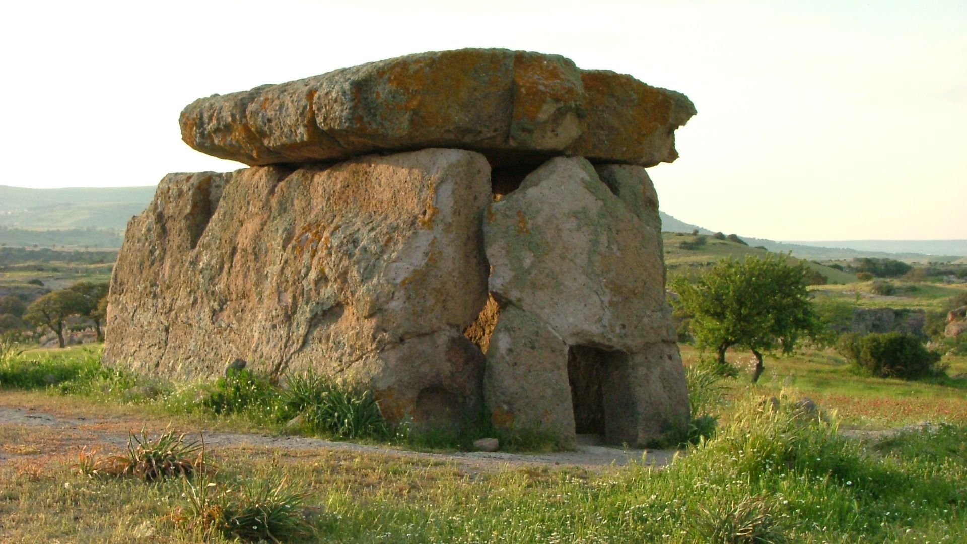 File:DOLMEN DI MORES.JPG