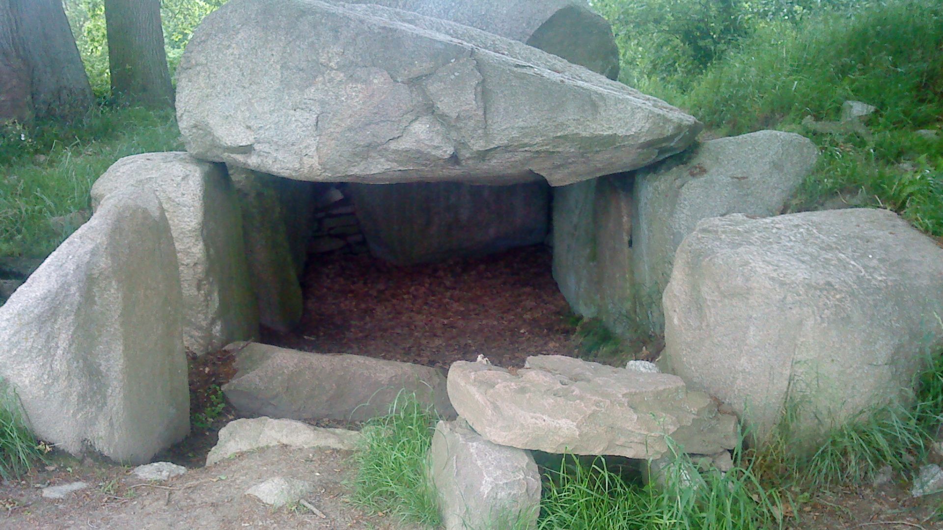 File:LG Dolmen1.JPG
