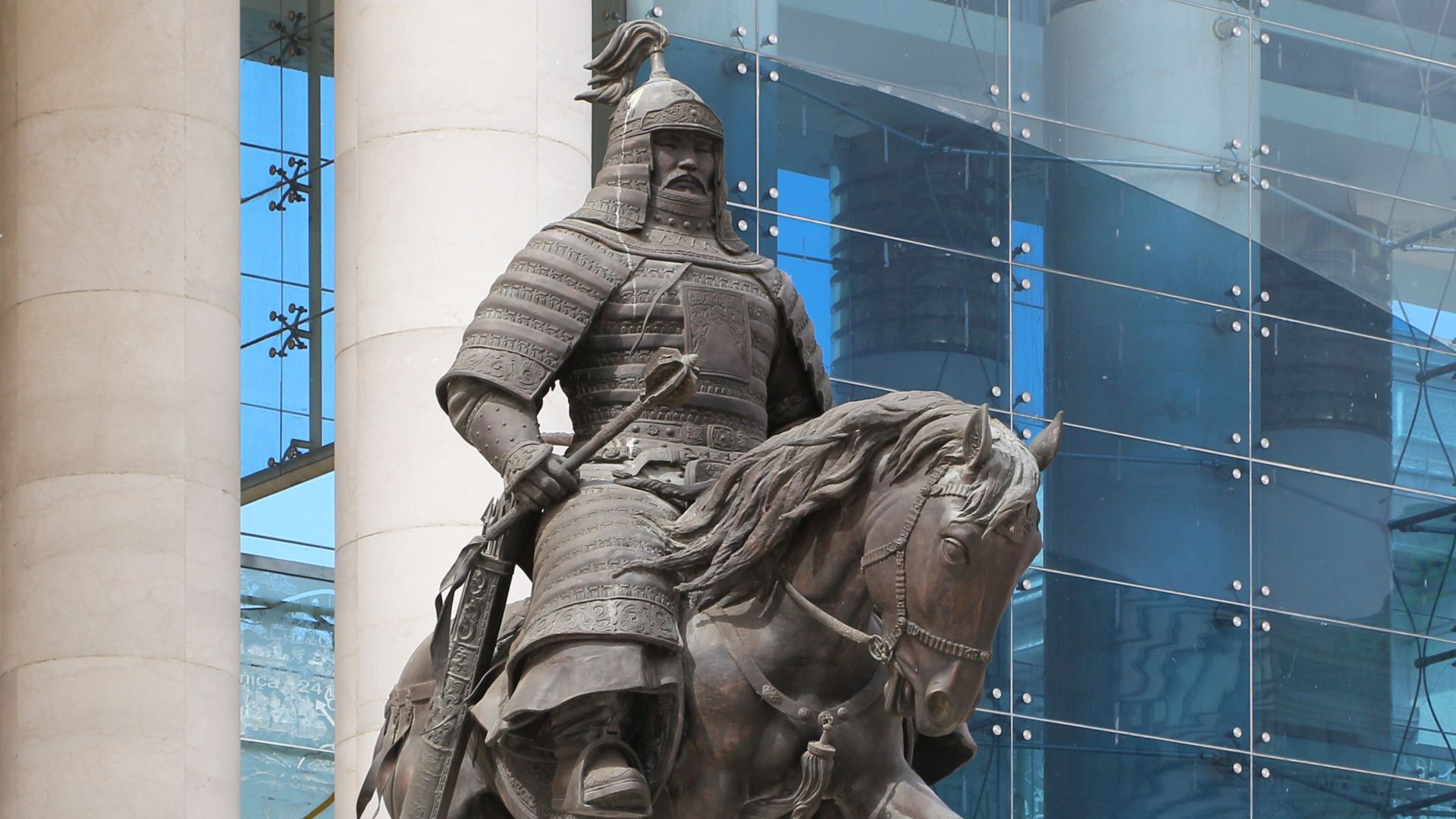 File:Statue at Government Palace, Ulaanbaator 03.jpg