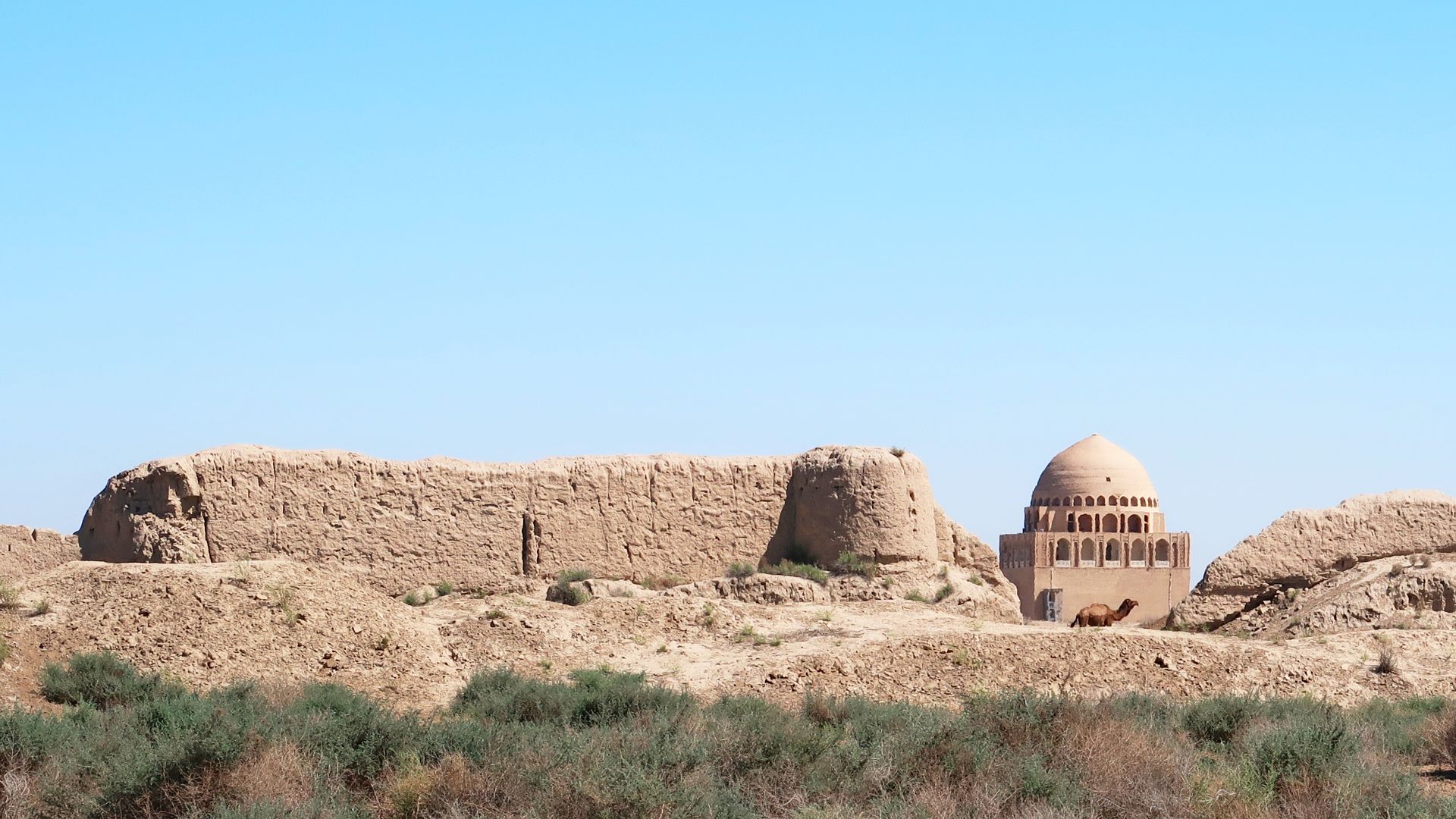 File:Mausoleum of Sultan Sanjar with Camel (42400295421).jpg
