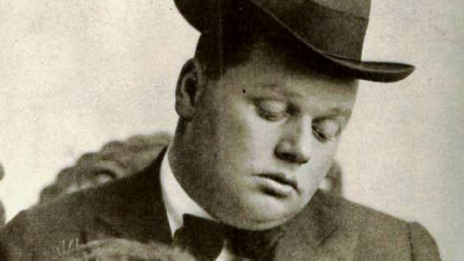 File:Roscoe Arbuckle - May 1919 FF.jpg