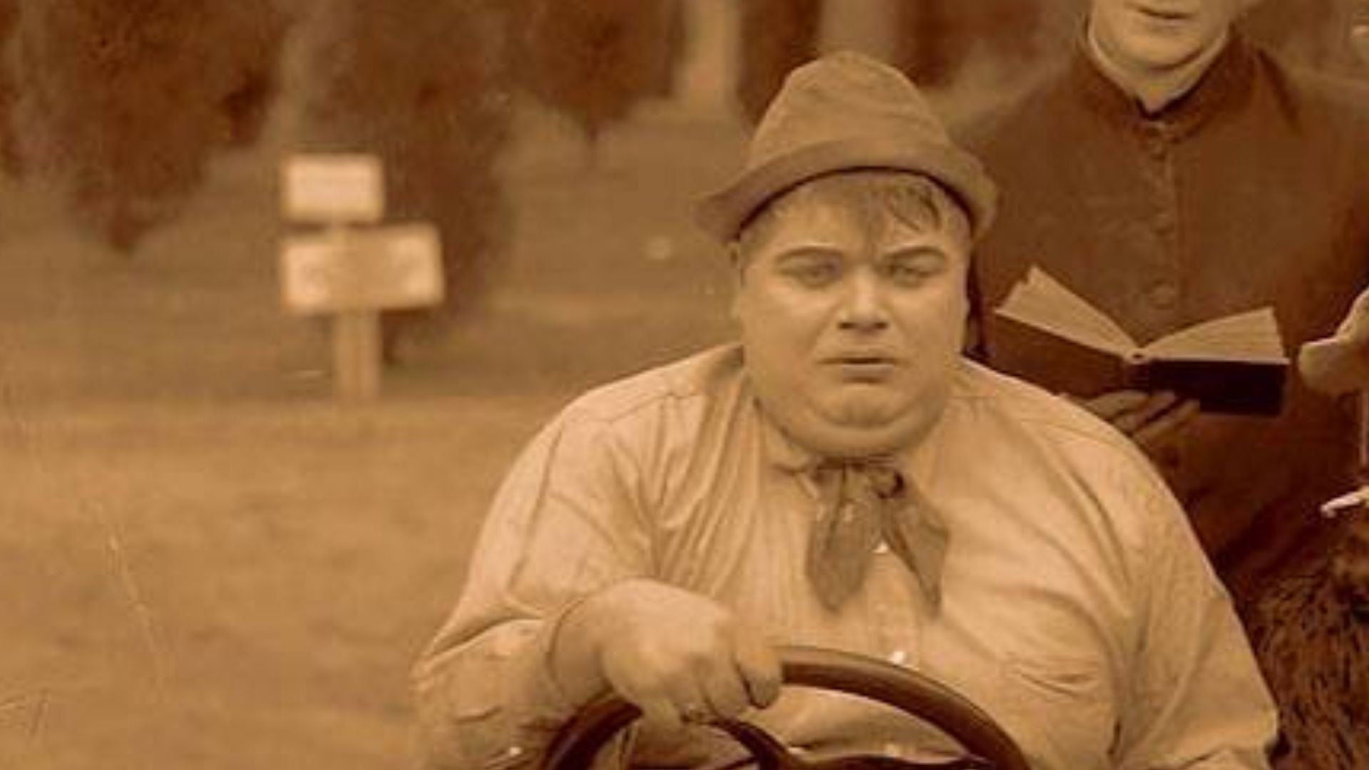 File:Roscoe Arbuckle, Ted Edwards, and Mabel Normand in Fatty and Mabel's Simple Life (1915).jpg