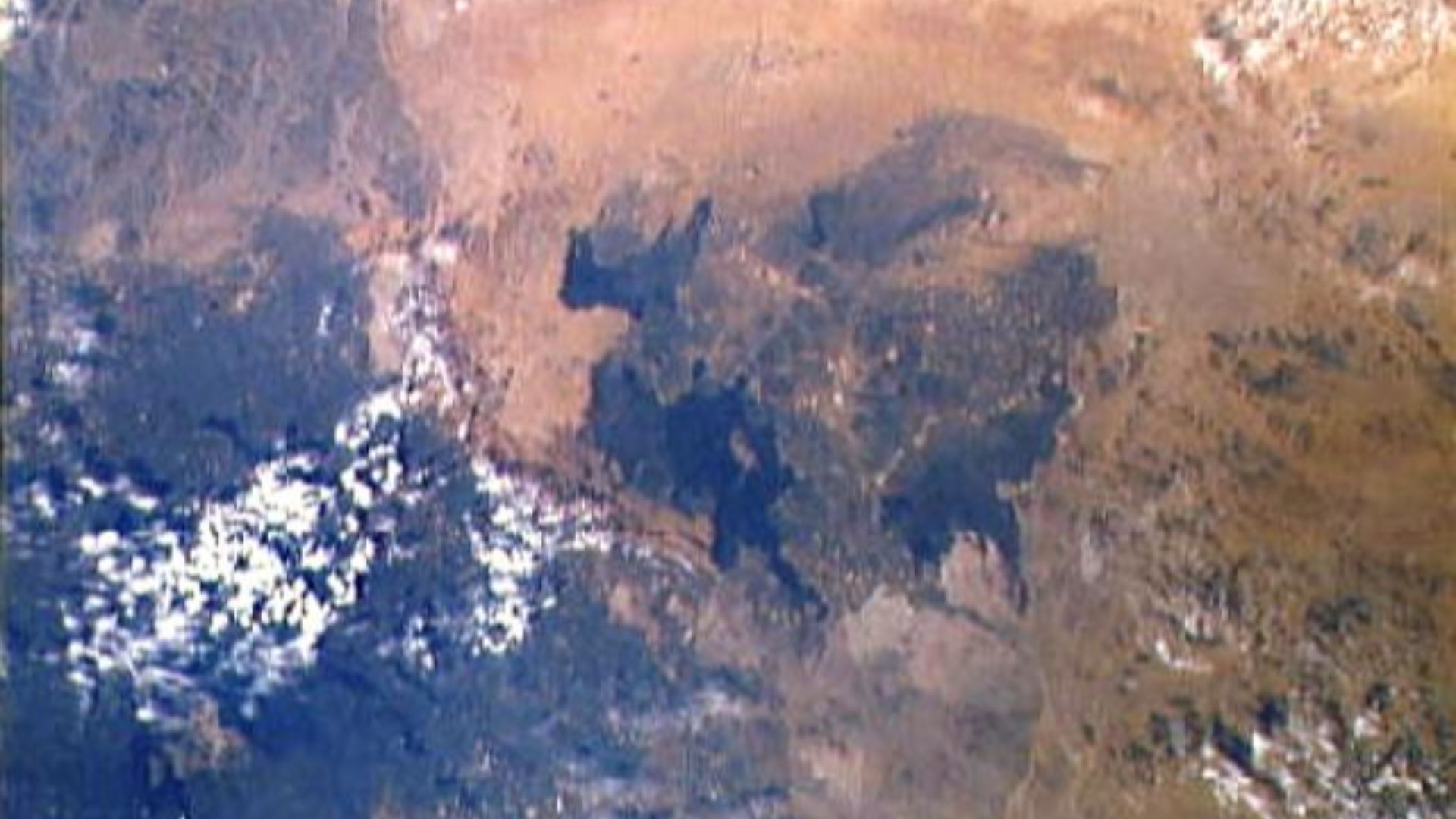 File:Harrat Ithnayn.jpg