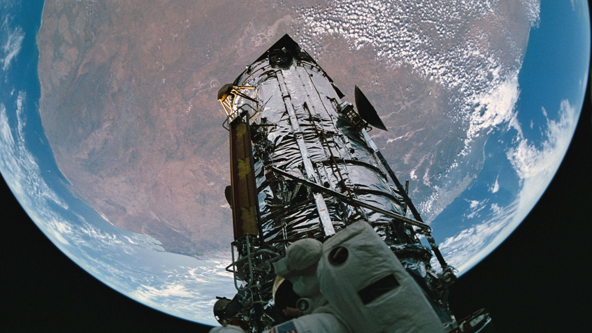 File:Fish-eye View of the Hubble Space Telescope and Earth (28051099871).jpg