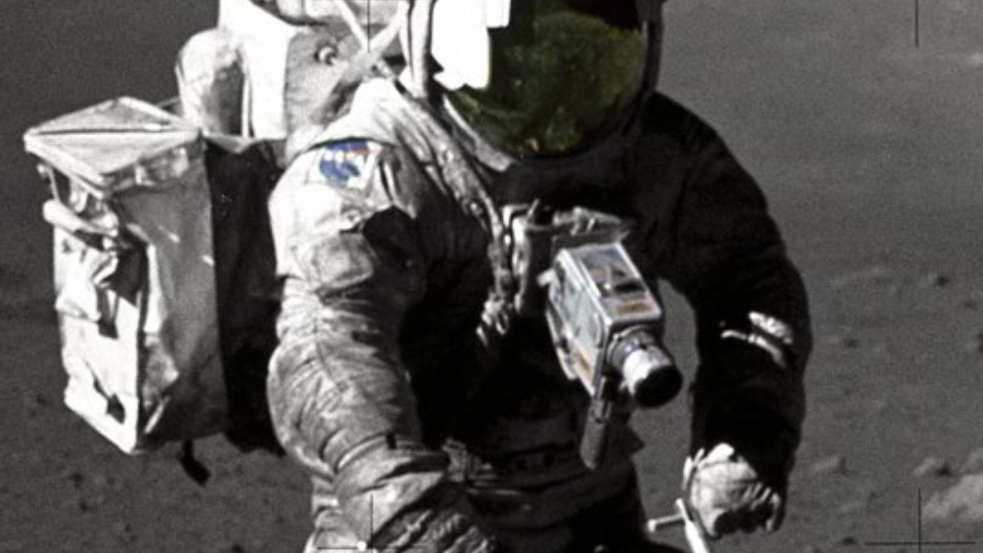 File:Apollo 17 - Schmitt bei der Arbeit.jpg