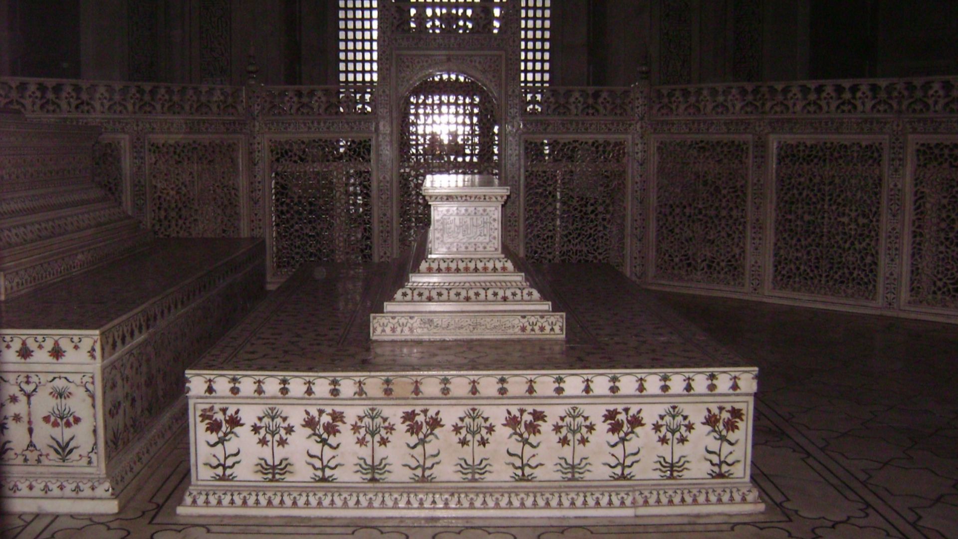 File:Cenotaph of Shah Jahan.jpg