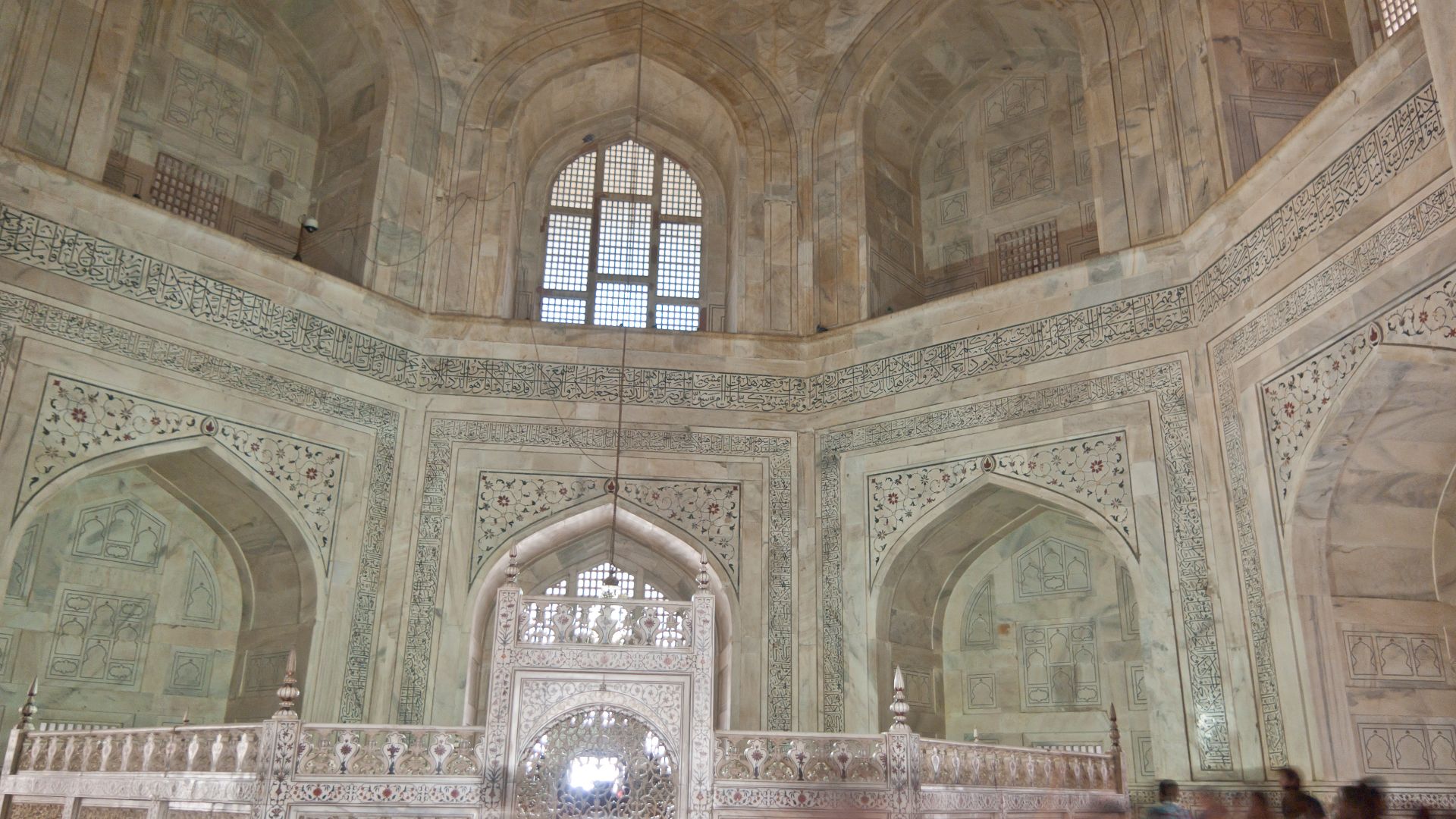 File:Interior of the Taj Mahal 05.jpg