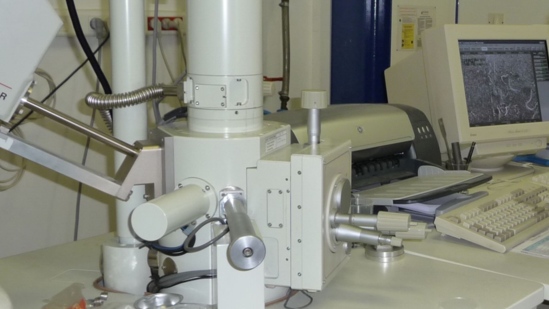 File:Scanning electron microscope2.jpg