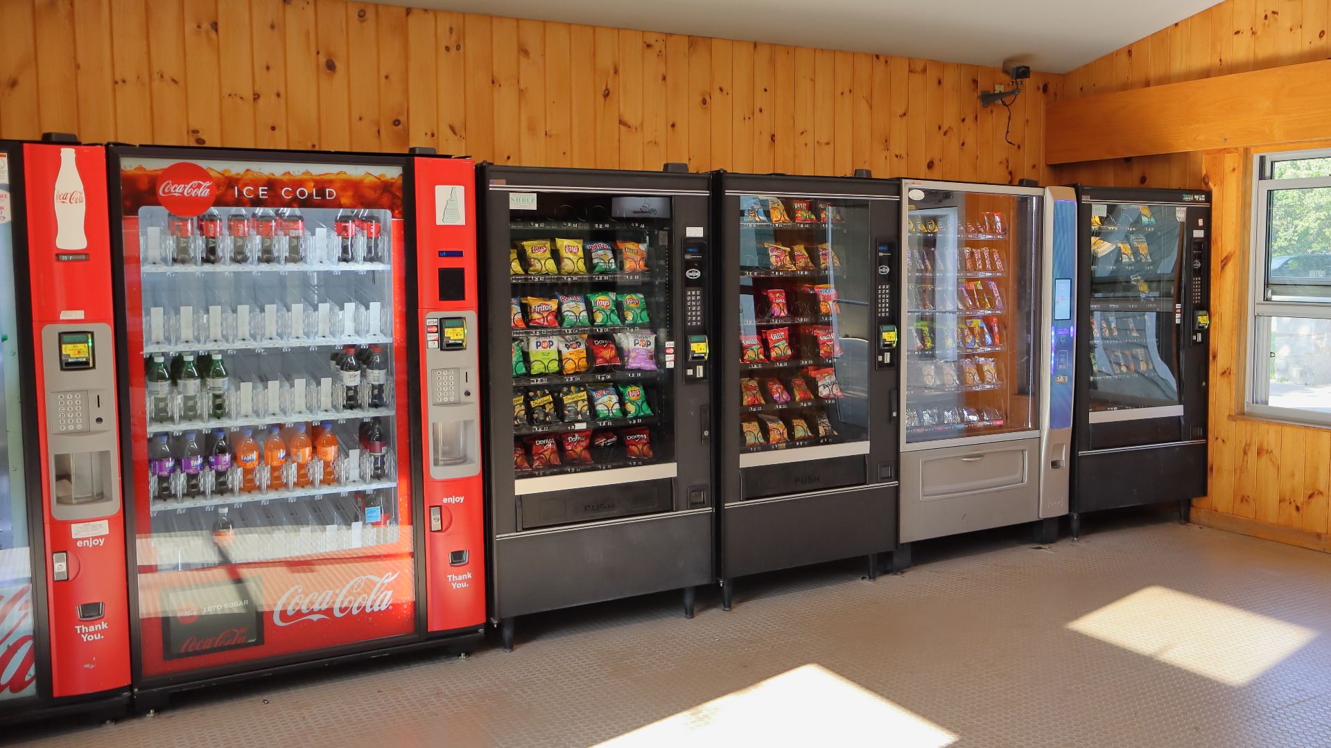 File:Vending machines along southern wall, I-95 NH Visitor Center.jpg