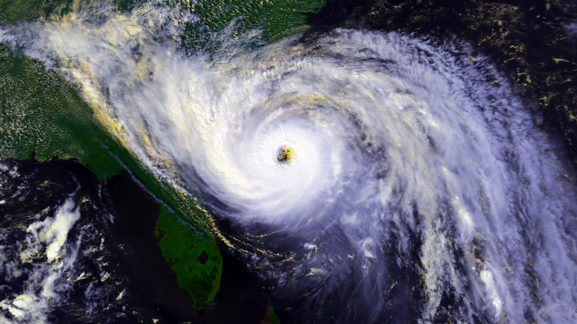 File:Hugo 1989-09-21 1844Z.jpg