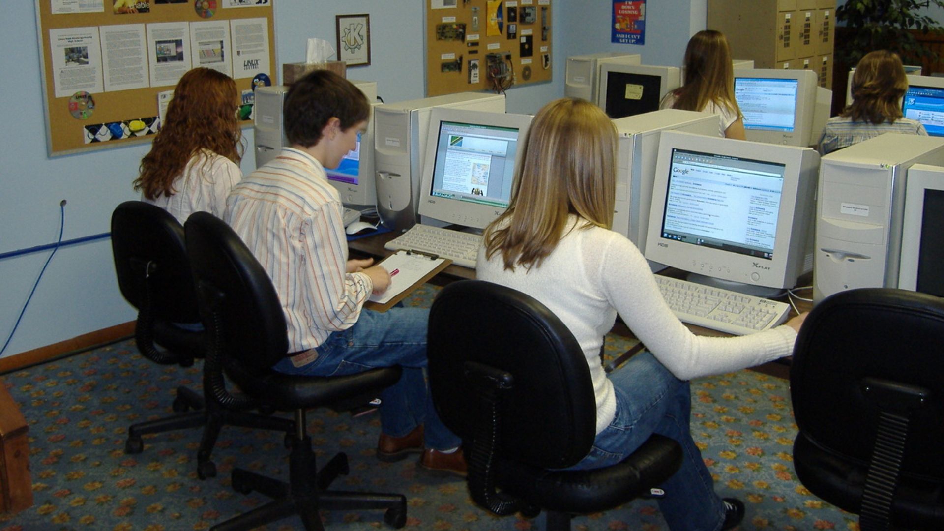 File:Students working on class assignment in computer lab.jpg